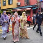 Paduka Baginda Tengku Ampuan Pahang, Tunku Azizah Aminah Maimunah Iskandariah binti Almarhum Sultan Iskandar Al-Haj berkenaan mencemar duli mengadakan lawatan sekitar Jonker Walk dan Bandar Hilir