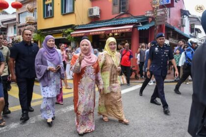 Paduka Baginda Tengku Ampuan Pahang, Tunku Azizah Aminah Maimunah Iskandariah binti Almarhum Sultan Iskandar Al-Haj berkenaan mencemar duli mengadakan lawatan sekitar Jonker Walk dan Bandar Hilir
