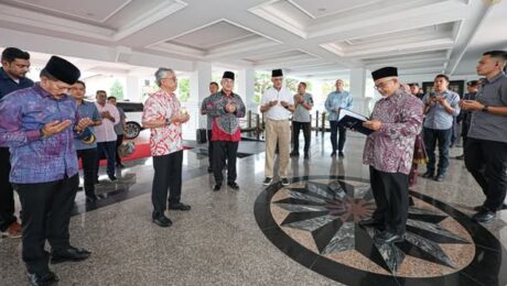 welcomes the arrival of His Royal Highness the Sultan of Pahang Al-Sultan Abdullah Ri'ayatuddin Al-Mustafa Billah Shah Ibni Late Sultan Haji Ahmad Shah