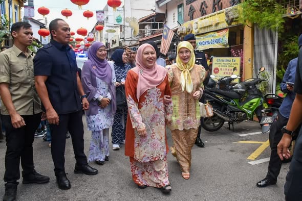 Paduka Baginda Tengku Ampuan Pahang, Tunku Azizah Aminah Maimunah Iskandariah binti Almarhum Sultan Iskandar Al-Haj berkenaan mencemar duli mengadakan lawatan sekitar Jonker Walk dan Bandar Hilir