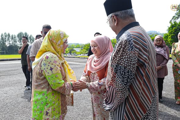 Menyambut Keberangkatan Tiba Kebawah Duli Paduka Baginda Tengku Ampuan Pahang, Tunku Azizah Aminah Maimunah Iskandariah binti Almarhum Sultan Iskandar Al-Haj