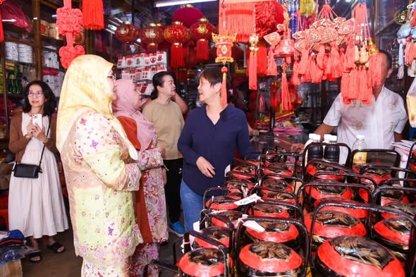 Paduka Baginda Tengku Ampuan Pahang, Tunku Azizah Aminah Maimunah Iskandariah binti Almarhum Sultan Iskandar Al-Haj berkenaan mencemar duli mengadakan lawatan sekitar Jonker Walk dan Bandar Hilir