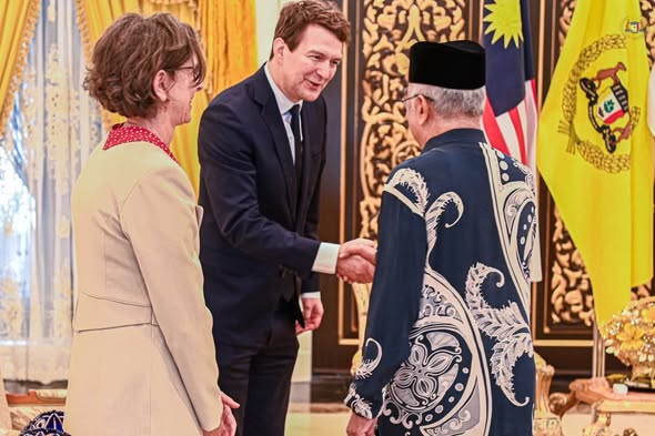 Courtesy Visit from Dr. Laszlo Gyorgy, Government Commissioner for Economic Strategic of Hungary to Malaysia