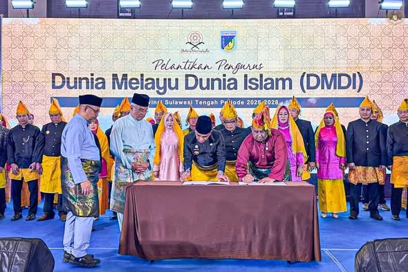 Majlis Perlantikan Bapak Dr. H. Anwar Hafid, M.Si
, Gubernur Sulawesi Tengah sebagai Ketua Umum Dunia Melayu Dunia Islam