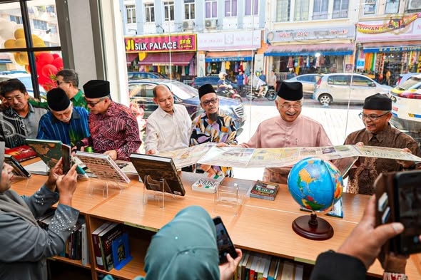 Perasmian CEB Cafe Kedai Buku Sejarah Dunia di Jalan Bendahara, Melaka