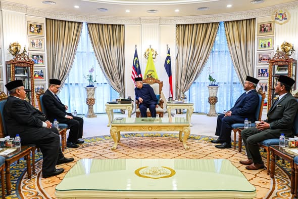 Perjumpaan bersama Yang Arif Tuan Darmafikri bin Abu Adam, Pesuruhjaya Kehakiman Mahkamah Tinggi Sungai Petani, Kedah; YBrs. Tuan Nor Hisham Ibrahim, Timbalan Ketua Pengarah (Pengurusan), Agensi Penguatkuasaan Maritim Malaysia dan YBhg. Dato Dr. Abdul Gapar bin Abu Bakar, Timbalan Ketua Pengarah Bahagian Pelaksanaan Operasi (Operasi), Agensi Pengurusan Bencana Negara (NADMA)