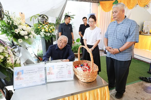 Memberikan Penghormatan Terkahir kepada Mendiang Encik Lim Ah Seng, ayah kepada YBhg Datuk Ginie Lim, Ketua Pegawai Eksekutif Invest Melaka Berhad