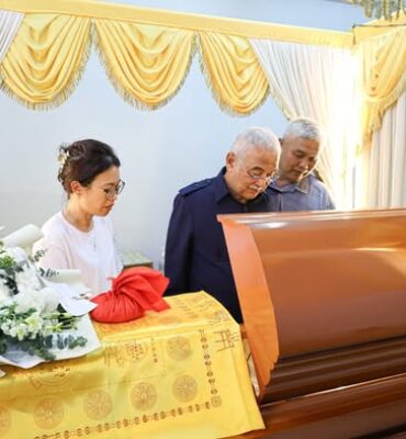 Memberikan Penghormatan Terkahir kepada Mendiang Encik Lim Ah Seng, ayah kepada YBhg Datuk Ginie Lim, Ketua Pegawai Eksekutif Invest Melaka Berhad