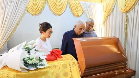 Memberikan Penghormatan Terkahir kepada Mendiang Encik Lim Ah Seng, ayah kepada YBhg Datuk Ginie Lim, Ketua Pegawai Eksekutif Invest Melaka Berhad