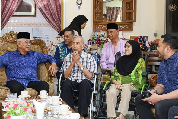 Cikgu Datuk Hamzah Bajuri dirumahnya di Bukit Palah Melaka