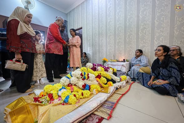 Memberikan penghormatan terakhir kepada mendiang Encik Muniandy A/L Senggamalay