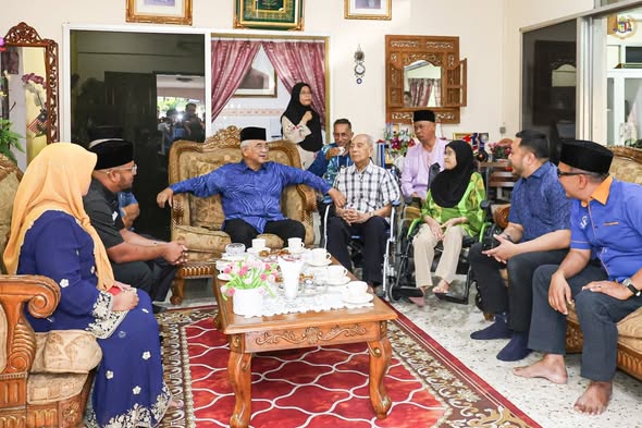 Cikgu Datuk Hamzah Bajuri dirumahnya di Bukit Palah Melaka