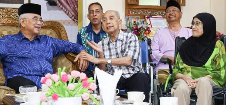 629678965_1380315634108759_7844492121396068593_n Cikgu Datuk Hamzah Bajuri dirumahnya di Bukit Palah Melaka