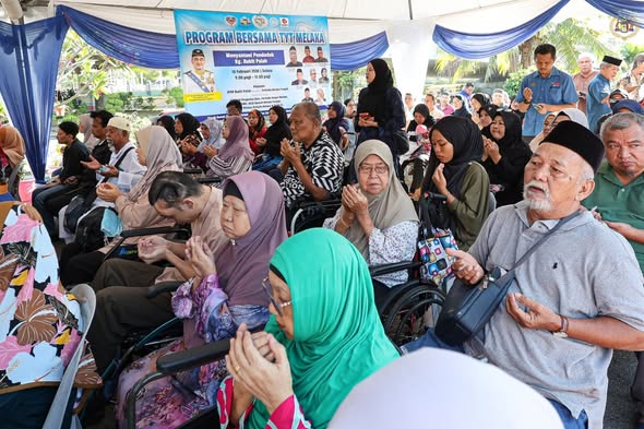 Cikgu Datuk Hamzah Bajuri dirumahnya di Bukit Palah Melaka