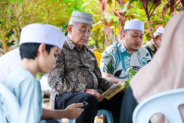 menziarahi pusara ayahanda dan ibuanda serta keluarga kepada TYT Tun Seri Setia