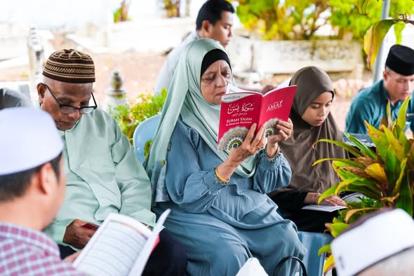 menziarahi pusara ayahanda dan ibuanda serta keluarga kepada TYT Tun Seri Setia