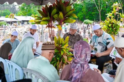 menziarahi pusara ayahanda dan ibuanda serta keluarga kepada TYT Tun Seri Setia