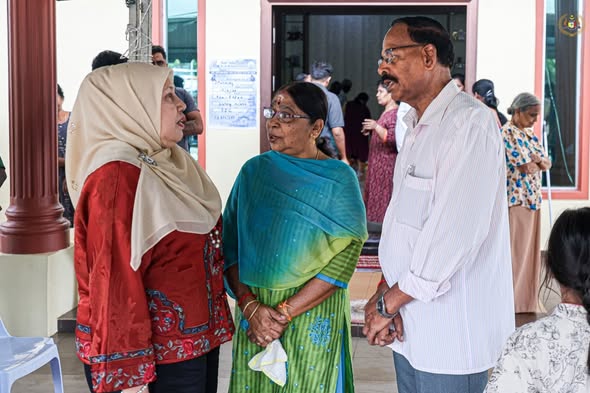 Memberikan penghormatan terakhir kepada mendiang Encik Muniandy A/L Senggamalay