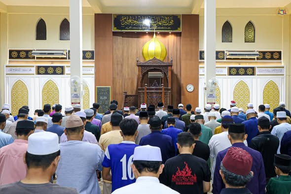 Solat Isyak dan Terawih di Masjid Tun Syed Ahmad Shahabuddin Al-Haj, Bukit Beruang1