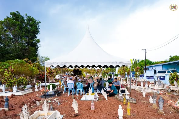 menziarahi pusara ayahanda dan ibuanda serta keluarga kepada TYT Tun Seri Setia