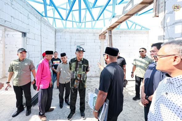 Melawat proses pembinaan rumah yang akan menempatkan 6 adik beradik yang Orang Kurang Upaya (OKU)