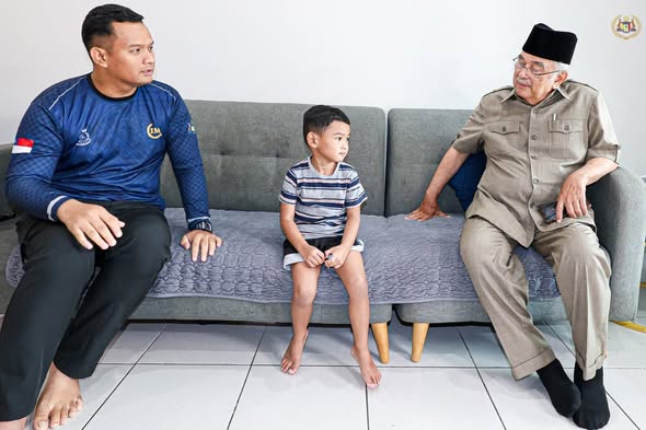 Menziarahi KPL Mohammad Farhan bin Zainal, Polis Pengiring Bermotosikal dan L/KPL Masrin Juaris, Pengiring Rapat kepada TYT Yang di-Pertua Negeri Melaka