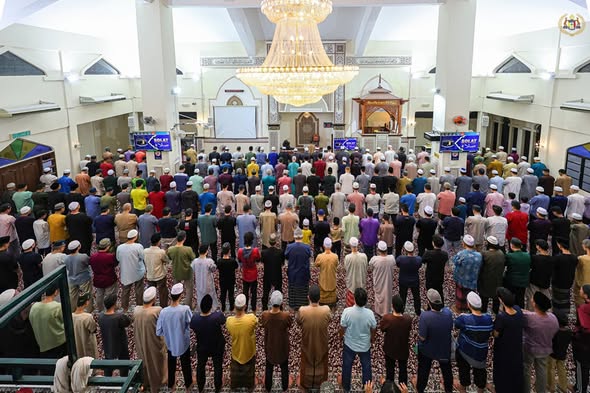 Menunaikan Solat Isyak dan Terawih di Masjid Sayyidina Ali, Bukit Katil, Melaka.