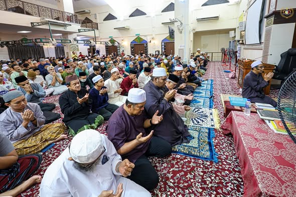 Menunaikan Solat Isyak dan Terawih di Masjid Sayyidina Ali, Bukit Katil, Melaka.
