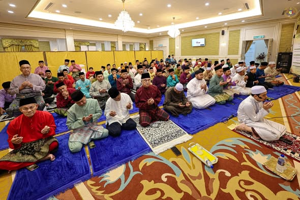 Majlis Berbuka Puasa dan Solat Sunat Tarawih bersama ahli kariah Masjid dan Surau yang ada disekitar Istana Melaka
