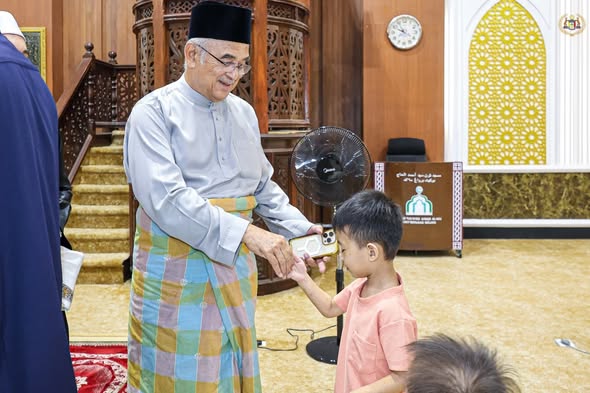Solat Isyak dan Terawih di Masjid Tun Syed Ahmad Shahabuddin Al-Haj, Bukit Beruang