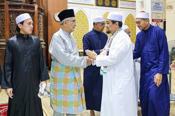 Solat Isyak dan Terawih di Masjid Tun Syed Ahmad Shahabuddin Al-Haj, Bukit Beruang
