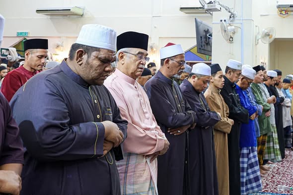 Menunaikan Solat Isyak dan Terawih di Masjid Sayyidina Ali, Bukit Katil, Melaka.