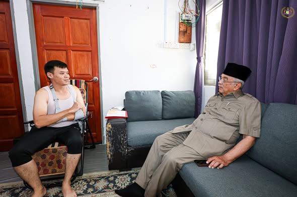 Menziarahi KPL Mohammad Farhan bin Zainal, Polis Pengiring Bermotosikal dan L/KPL Masrin Juaris, Pengiring Rapat kepada TYT Yang di-Pertua Negeri Melaka