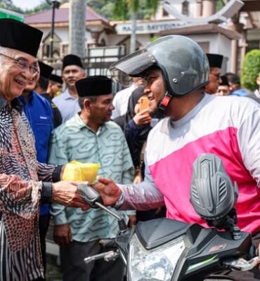 641328199_1393370986136557_8997631631449756563_n Majlis Penyerahan Bubur Lambuk Ramadan anjuran Kelab Pengamal Media Melaka (PENDIKA) bersama Pertubuhan Lestari Ekonomi Aktivis GiG Digital Malaysia (LEAD)