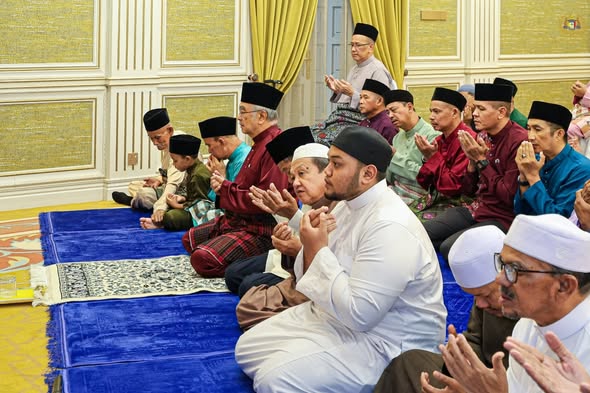 Majlis Berbuka Puasa dan Solat Sunat Tarawih bersama ahli kariah Masjid dan Surau yang ada disekitar Istana Melaka