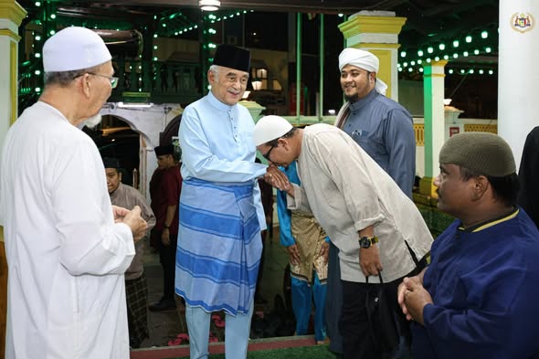 menunaikan Solat Isyak dan Terawih di Masjid Kampung Hulu, Jalan Kampung Hulu, Melaka
