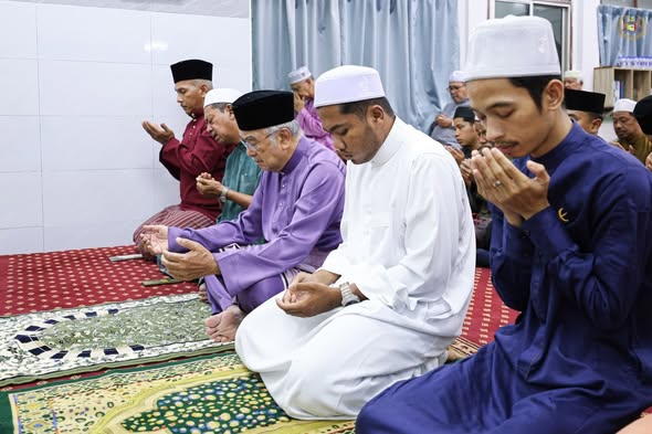 Menunaikan Solat Isyak dan Solat Sunat Tarawih di Surau Al-Islahiah, Bukit Katil