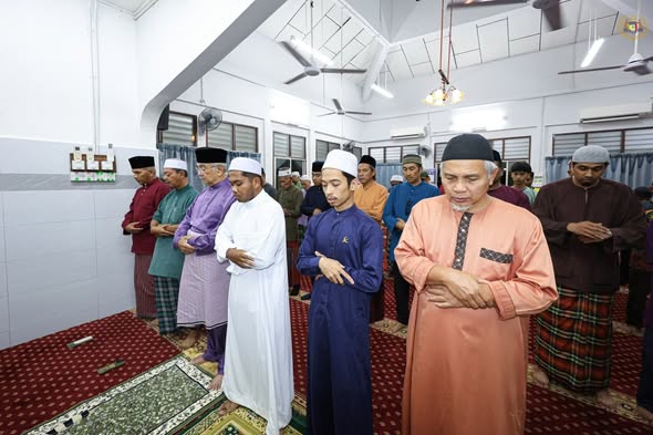 Menunaikan Solat Isyak dan Solat Sunat Tarawih di Surau Al-Islahiah, Bukit Katil
