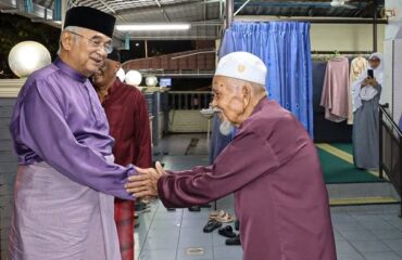 Menunaikan Solat Isyak dan Solat Sunat Tarawih di Surau Al-Islahiah, Bukit Katil