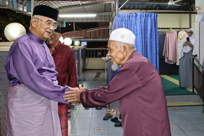 Menunaikan Solat Isyak dan Solat Sunat Tarawih di Surau Al-Islahiah, Bukit Katil