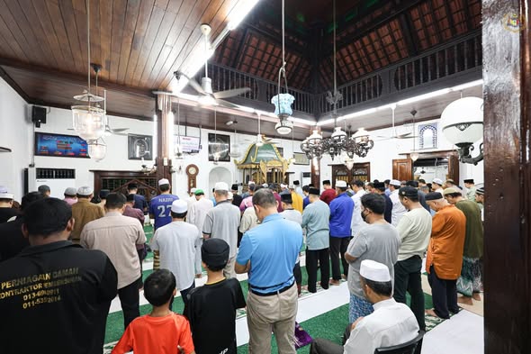 menunaikan Solat Isyak dan Terawih di Masjid Kampung Hulu, Jalan Kampung Hulu, Melaka