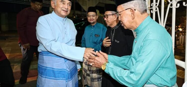 menunaikan Solat Isyak dan Terawih di Masjid Kampung Hulu, Jalan Kampung Hulu, Melaka