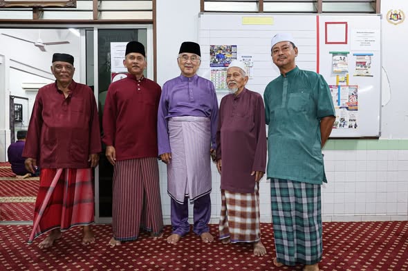 Menunaikan Solat Isyak dan Solat Sunat Tarawih di Surau Al-Islahiah, Bukit Katil