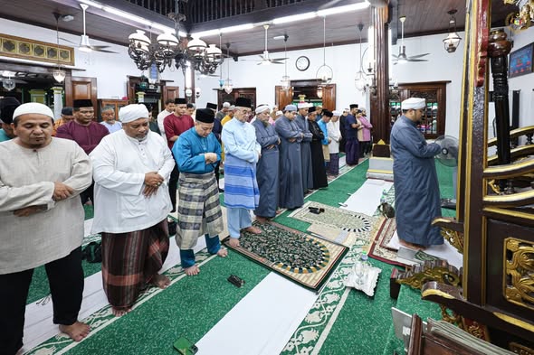 menunaikan Solat Isyak dan Terawih di Masjid Kampung Hulu, Jalan Kampung Hulu, Melaka