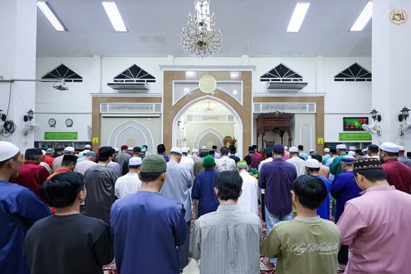 Solat Isyak dan Solat Sunat Tarawih di Masjid Jamek Al-Huda, Tambak Balai Panjang, Melaka