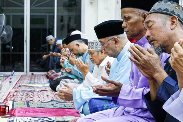 Solat Isyak dan Solat Sunat Tarawih di Masjid Jamek Al-Huda, Tambak Balai Panjang, Melaka