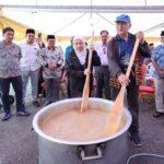 e Program Mengacau Bubur Lambuk anjuran Kelab Sukan dan Kebajikan Istana Melaka (KESKIM)
