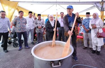 e Program Mengacau Bubur Lambuk anjuran Kelab Sukan dan Kebajikan Istana Melaka (KESKIM)