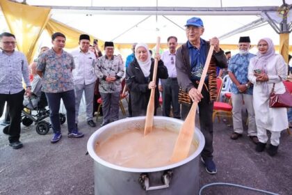e Program Mengacau Bubur Lambuk anjuran Kelab Sukan dan Kebajikan Istana Melaka (KESKIM)