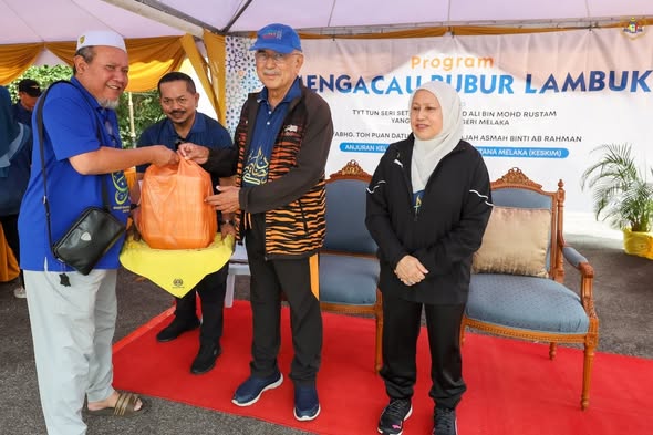e Program Mengacau Bubur Lambuk anjuran Kelab Sukan dan Kebajikan Istana Melaka (KESKIM)